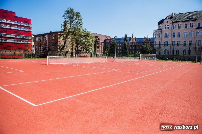 Zdjęcie w galerii na portalu naszraciborz.pl: Z nowym dzwonkiem uczniowie wybiegną na nowe boiska  wiadomości z regionu