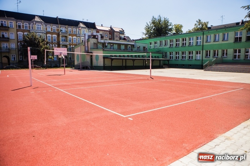 Zdjęcie w galerii na portalu naszraciborz.pl: Z nowym dzwonkiem uczniowie wybiegną na nowe boiska  wiadomości z regionu