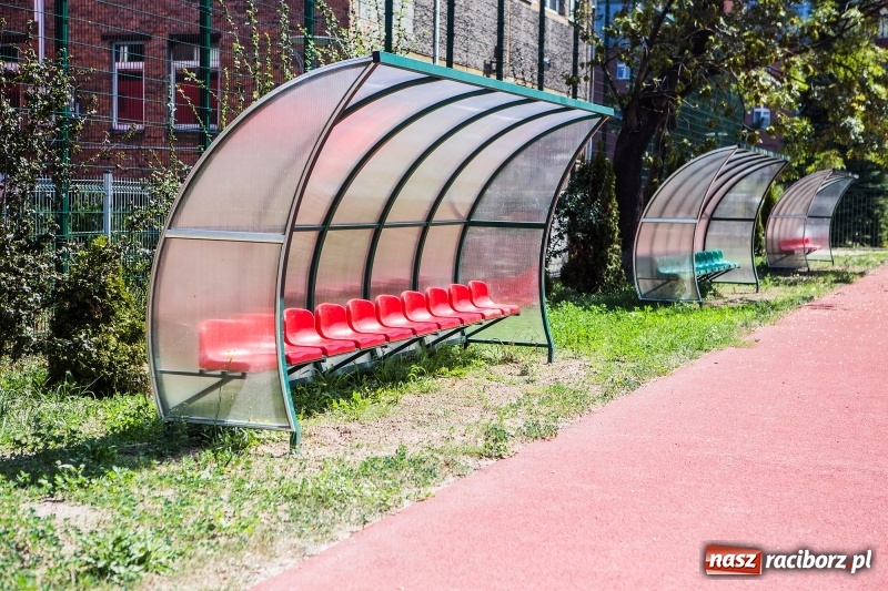 Zdjęcie w galerii na portalu naszraciborz.pl: Z nowym dzwonkiem uczniowie wybiegną na nowe boiska  wiadomości z regionu