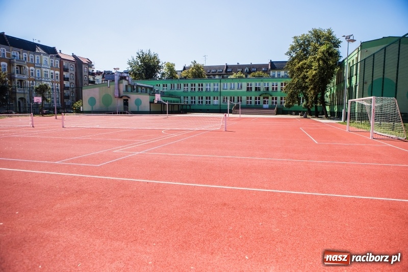 Zdjęcie w galerii na portalu naszraciborz.pl: Z nowym dzwonkiem uczniowie wybiegną na nowe boiska  wiadomości z regionu