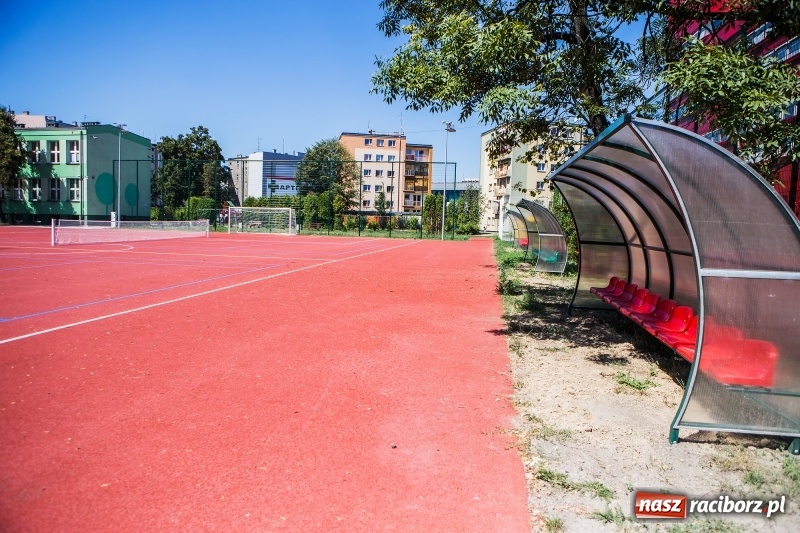 Zdjęcie w galerii na portalu naszraciborz.pl: Z nowym dzwonkiem uczniowie wybiegną na nowe boiska  wiadomości z regionu