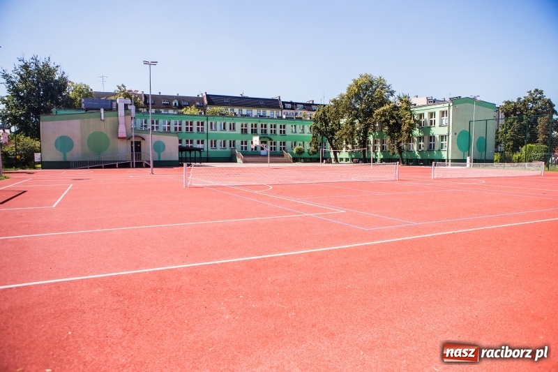 Zdjęcie w galerii na portalu naszraciborz.pl: Z nowym dzwonkiem uczniowie wybiegną na nowe boiska  wiadomości z regionu