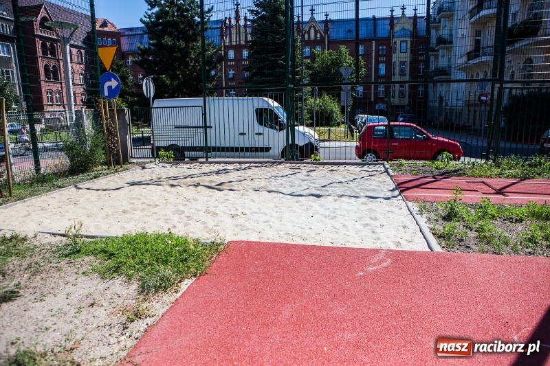 Zdjęcie w galerii na portalu naszraciborz.pl: Z nowym dzwonkiem uczniowie wybiegną na nowe boiska  wiadomości z regionu