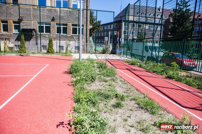 Zdjęcie w galerii na portalu naszraciborz.pl: Z nowym dzwonkiem uczniowie wybiegną na nowe boiska  wiadomości z regionu