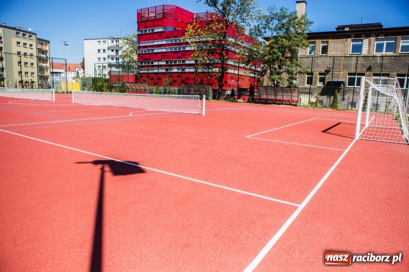 Zdjęcie w galerii na portalu naszraciborz.pl: Z nowym dzwonkiem uczniowie wybiegną na nowe boiska  wiadomości z regionu