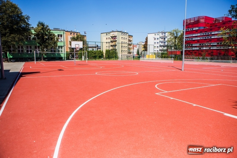 Zdjęcie w galerii na portalu naszraciborz.pl: Z nowym dzwonkiem uczniowie wybiegną na nowe boiska  wiadomości z regionu