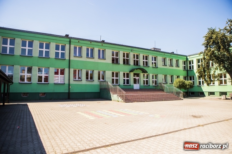 Zdjęcie w galerii na portalu naszraciborz.pl: Z nowym dzwonkiem uczniowie wybiegną na nowe boiska  wiadomości z regionu