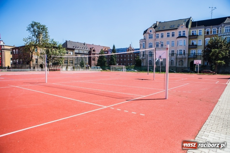 Zdjęcie w galerii na portalu naszraciborz.pl: Z nowym dzwonkiem uczniowie wybiegną na nowe boiska  wiadomości z regionu