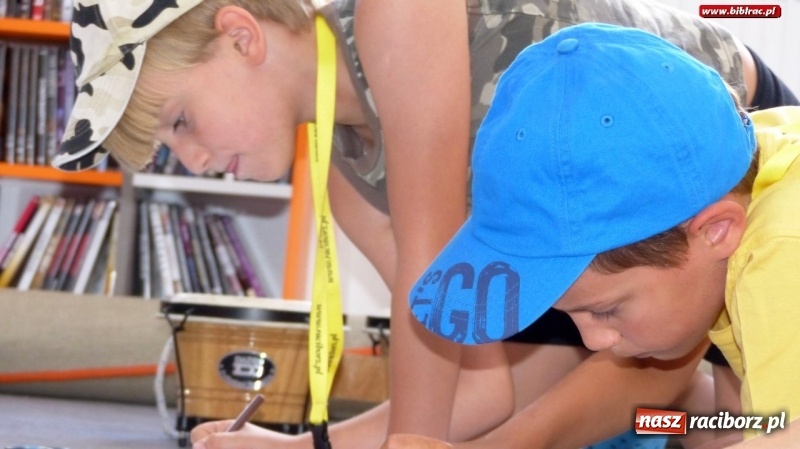 Zdjęcie w galerii na portalu naszraciborz.pl: Afrobajanie w raciborskiej bibliotece wiadomości z regionu