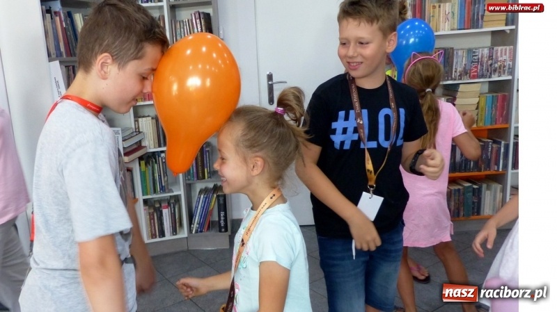 Zdjęcie w galerii na portalu naszraciborz.pl: Afrobajanie w raciborskiej bibliotece wiadomości z regionu