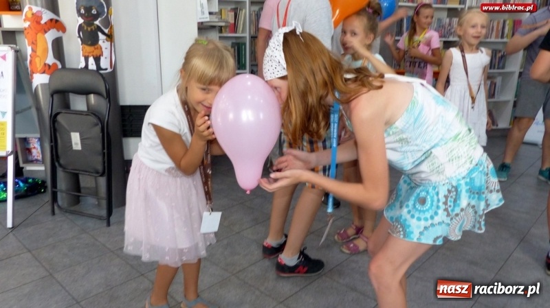 Zdjęcie w galerii na portalu naszraciborz.pl: Afrobajanie w raciborskiej bibliotece wiadomości z regionu