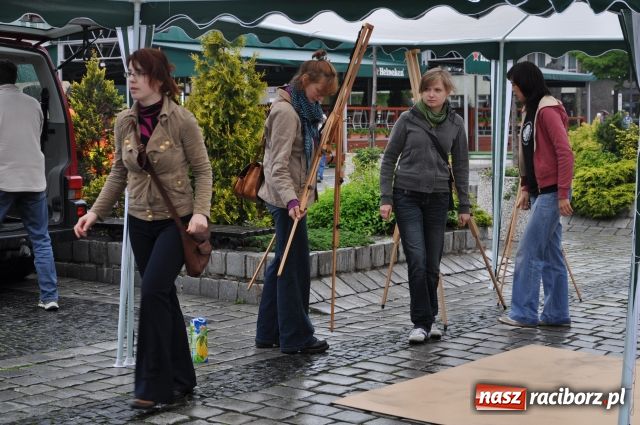 Zdjęcie w galerii na portalu naszraciborz.pl: Happening dla raciborzan wiadomości z regionu