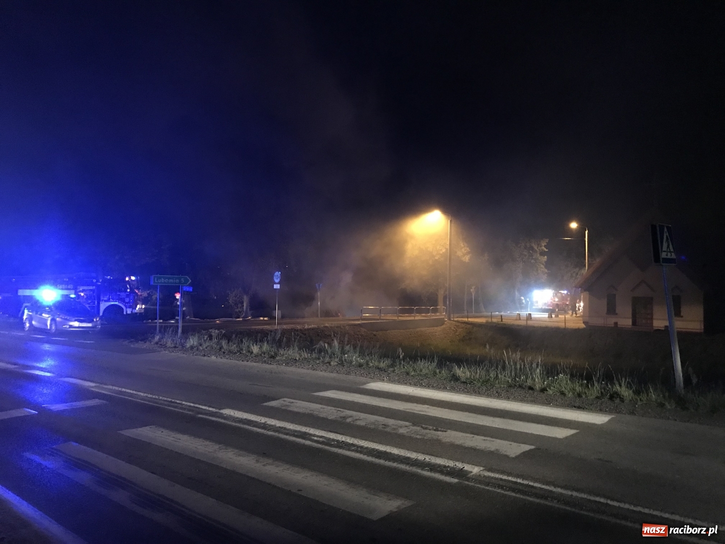 Zdjęcie w galerii na portalu naszraciborz.pl: Ogromne zadymienie wskutek pożaru na granicy Rzuchowa i Kornowaca wiadomości z regionu