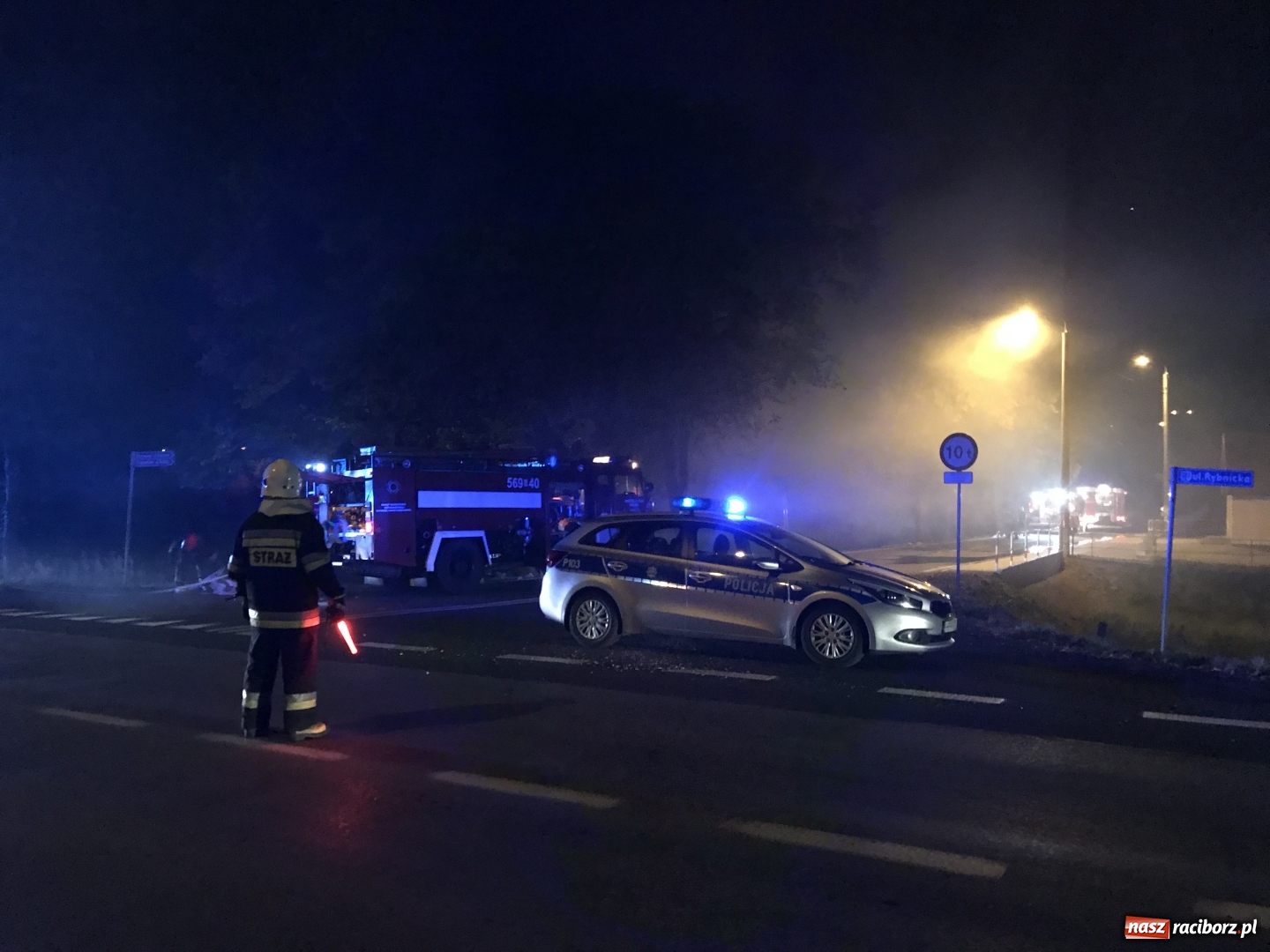 Zdjęcie w galerii na portalu naszraciborz.pl: Ogromne zadymienie wskutek pożaru na granicy Rzuchowa i Kornowaca wiadomości z regionu