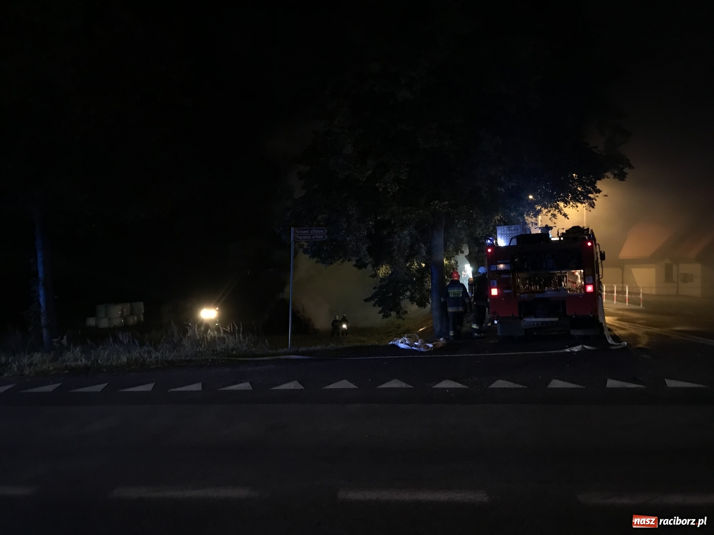 Zdjęcie w galerii na portalu naszraciborz.pl: Ogromne zadymienie wskutek pożaru na granicy Rzuchowa i Kornowaca wiadomości z regionu