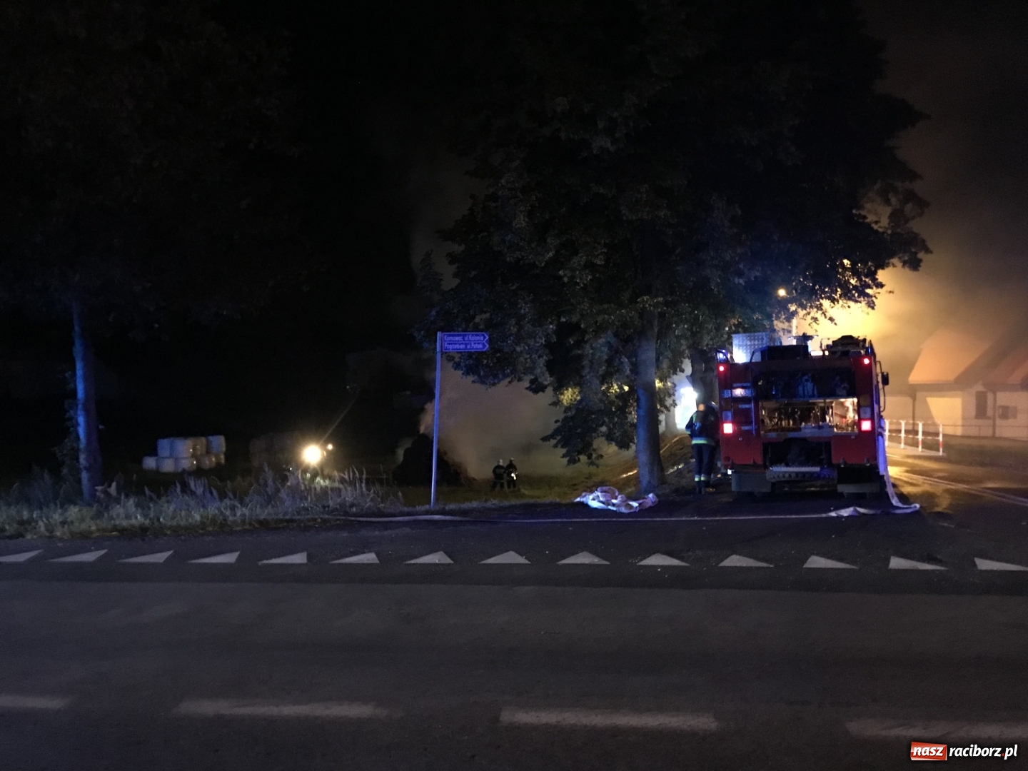 Zdjęcie w galerii na portalu naszraciborz.pl: Ogromne zadymienie wskutek pożaru na granicy Rzuchowa i Kornowaca wiadomości z regionu