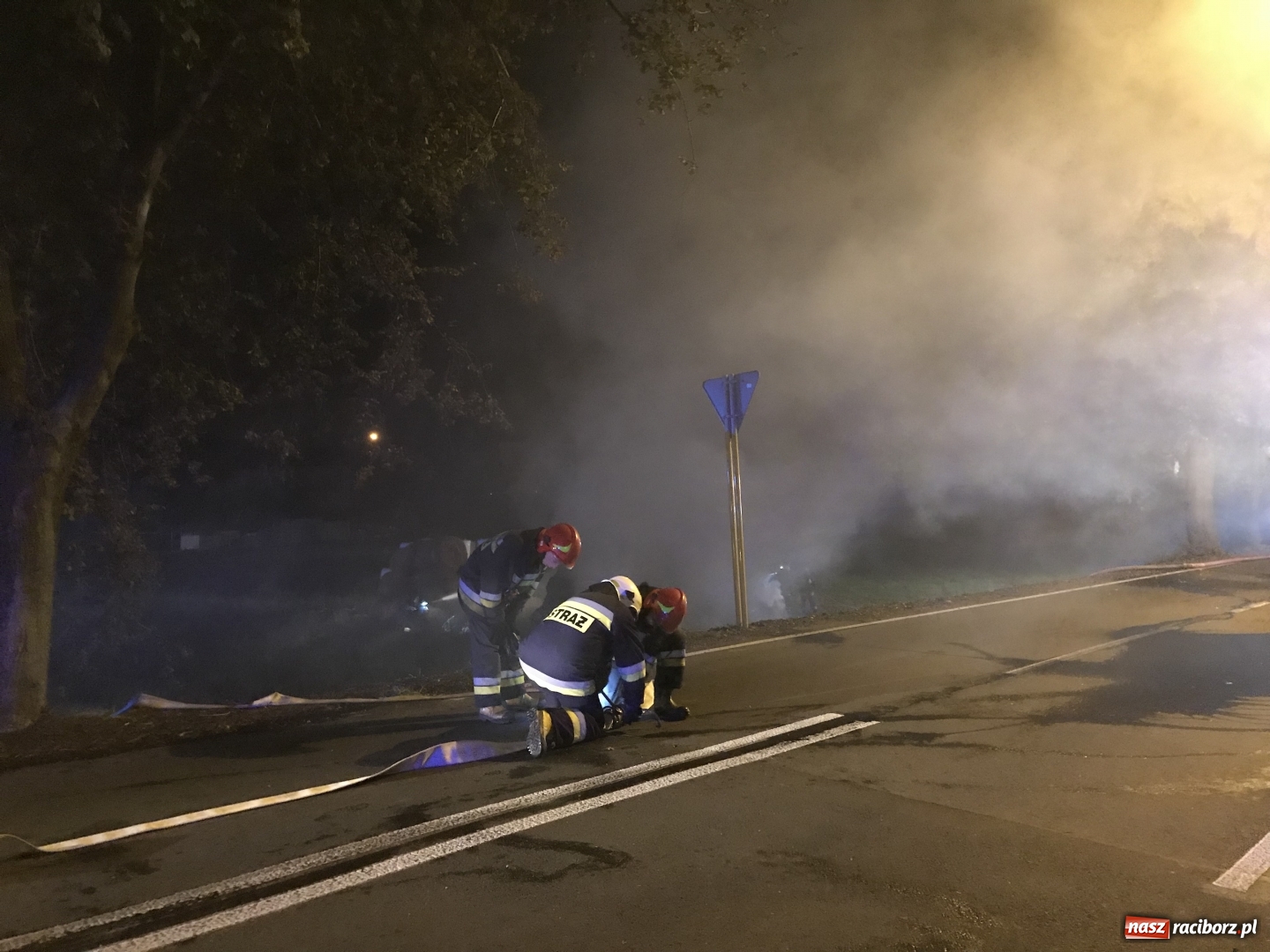 Zdjęcie w galerii na portalu naszraciborz.pl: Ogromne zadymienie wskutek pożaru na granicy Rzuchowa i Kornowaca wiadomości z regionu