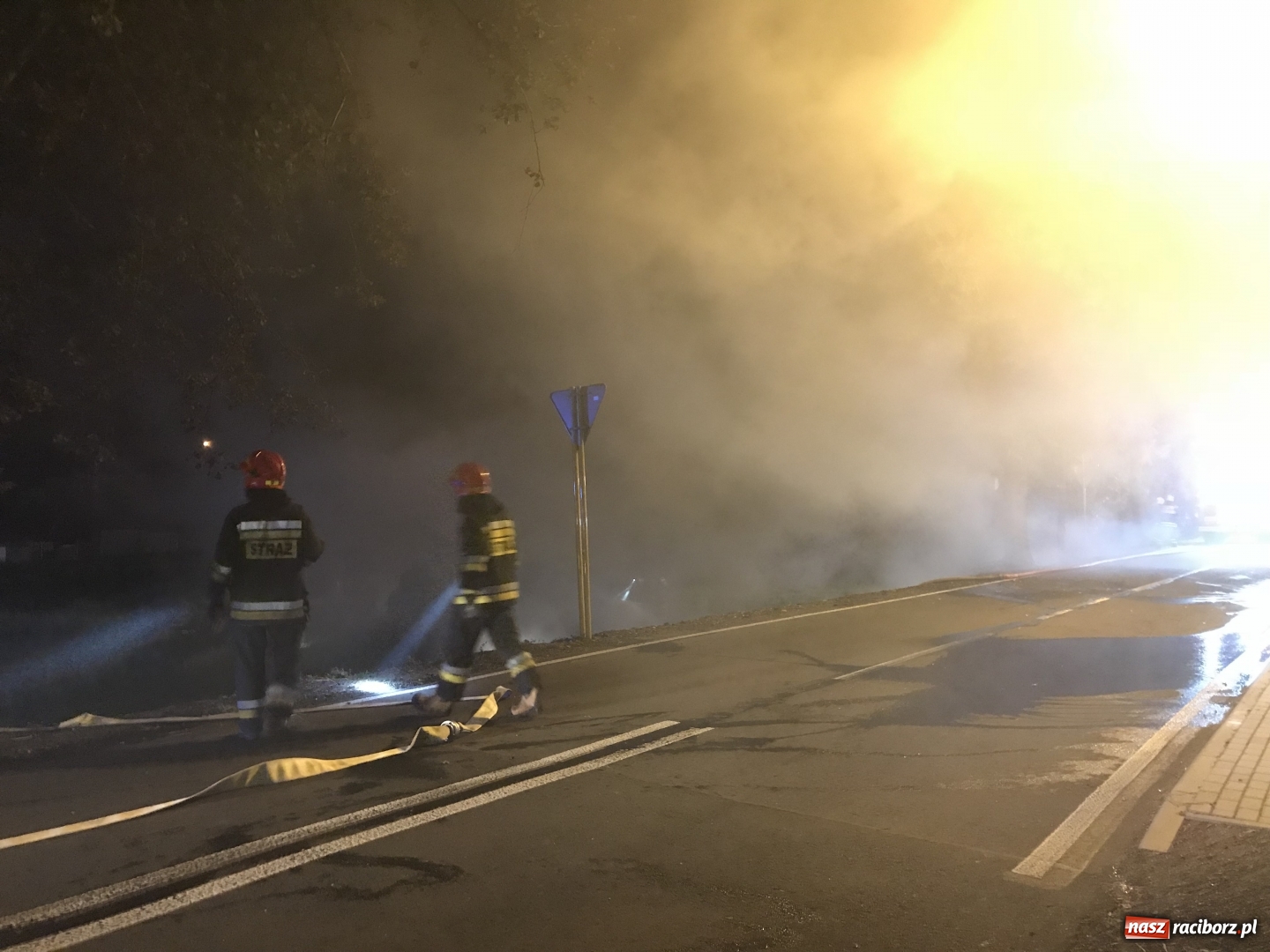 Zdjęcie w galerii na portalu naszraciborz.pl: Ogromne zadymienie wskutek pożaru na granicy Rzuchowa i Kornowaca wiadomości z regionu