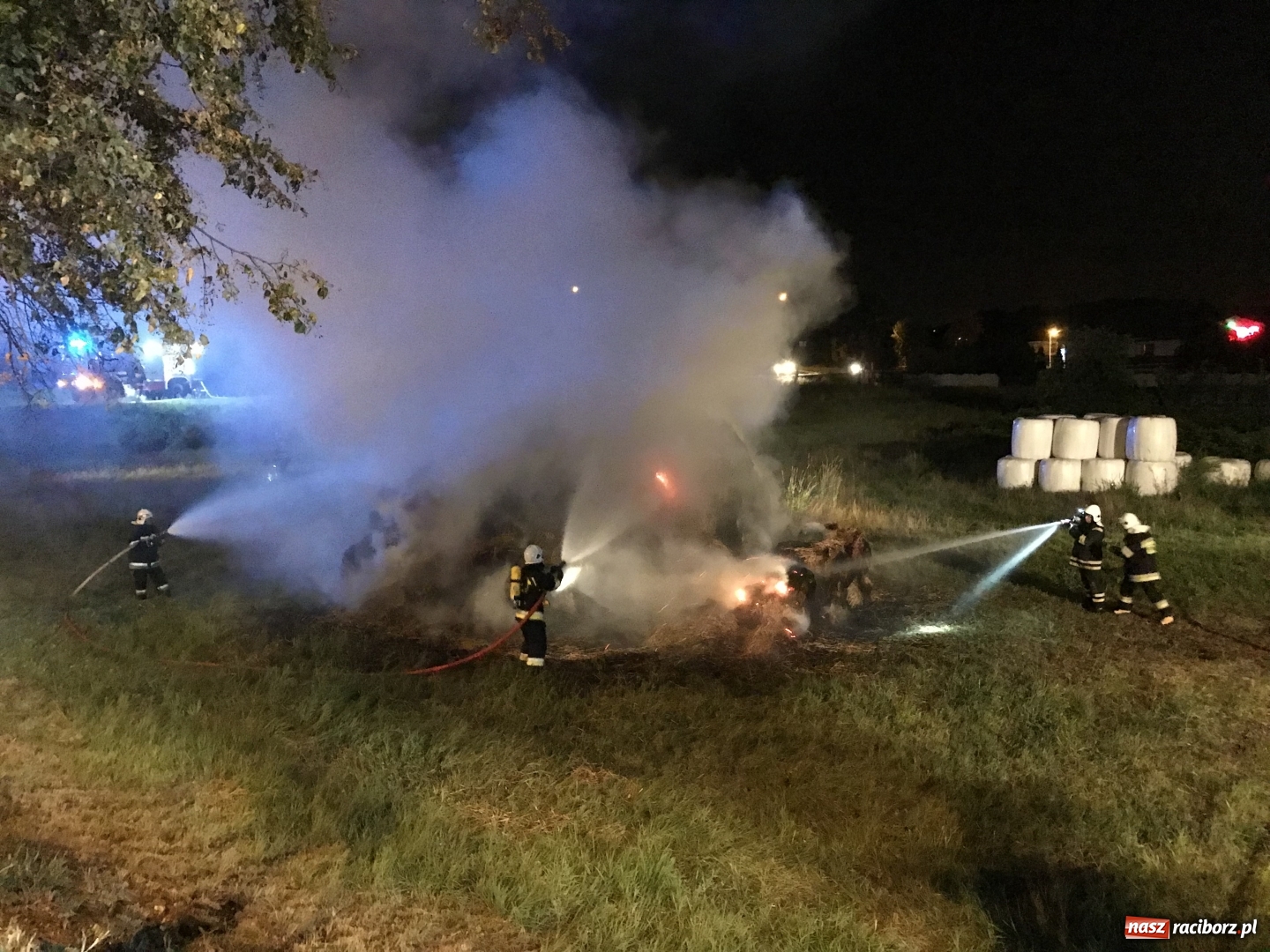 Zdjęcie w galerii na portalu naszraciborz.pl: Ogromne zadymienie wskutek pożaru na granicy Rzuchowa i Kornowaca wiadomości z regionu