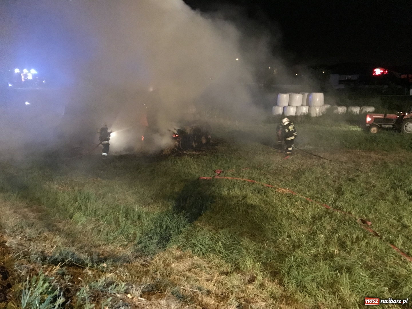 Zdjęcie w galerii na portalu naszraciborz.pl: Ogromne zadymienie wskutek pożaru na granicy Rzuchowa i Kornowaca wiadomości z regionu