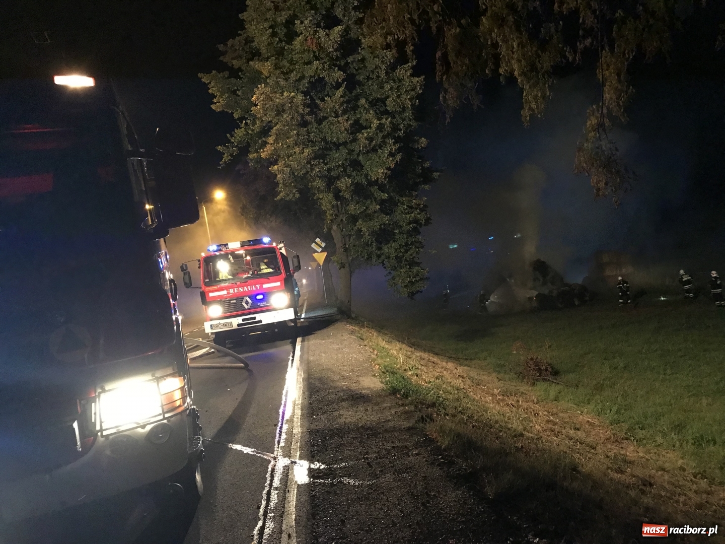 Zdjęcie w galerii na portalu naszraciborz.pl: Ogromne zadymienie wskutek pożaru na granicy Rzuchowa i Kornowaca wiadomości z regionu