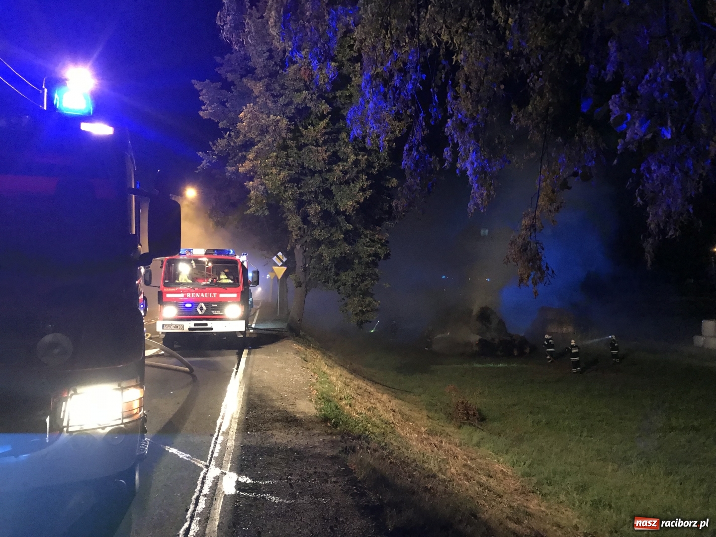 Zdjęcie w galerii na portalu naszraciborz.pl: Ogromne zadymienie wskutek pożaru na granicy Rzuchowa i Kornowaca wiadomości z regionu