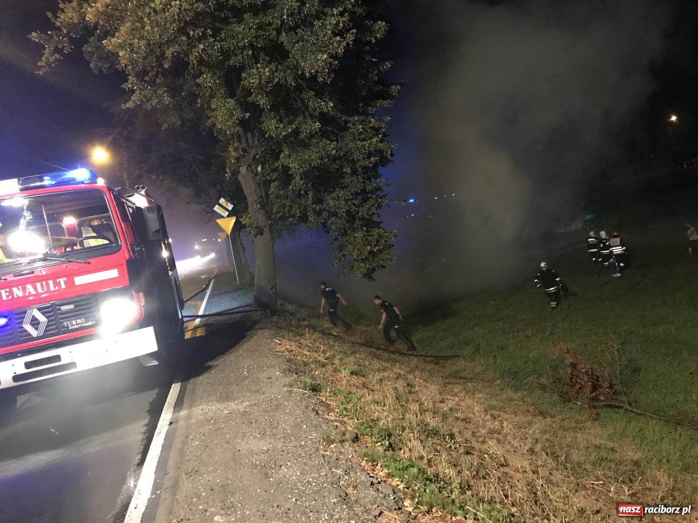 Zdjęcie w galerii na portalu naszraciborz.pl: Ogromne zadymienie wskutek pożaru na granicy Rzuchowa i Kornowaca wiadomości z regionu