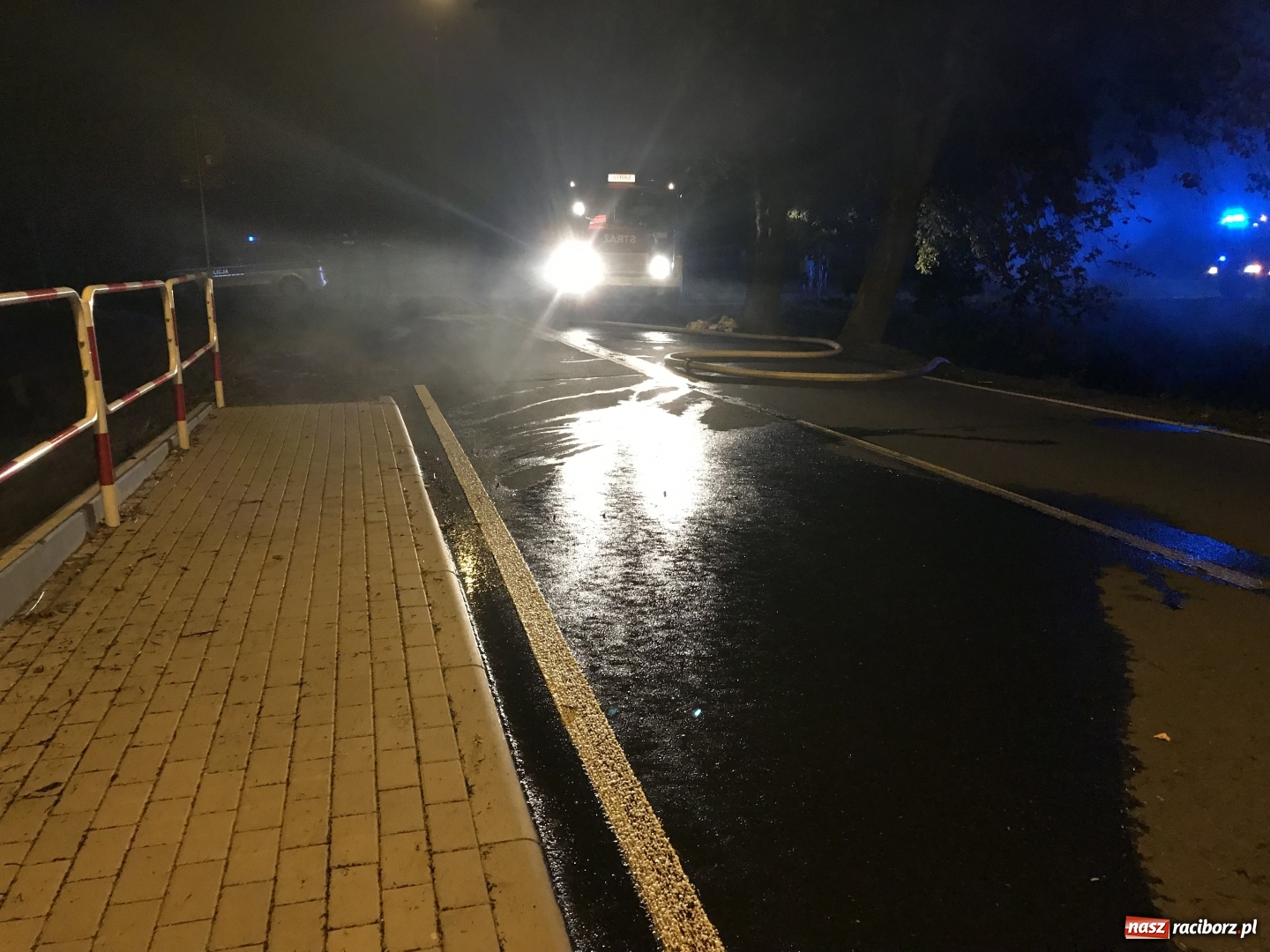 Zdjęcie w galerii na portalu naszraciborz.pl: Ogromne zadymienie wskutek pożaru na granicy Rzuchowa i Kornowaca wiadomości z regionu