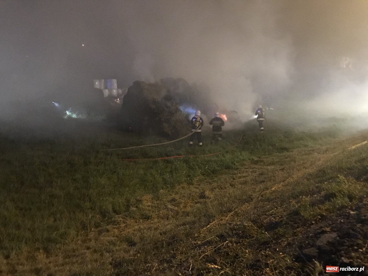 Zdjęcie w galerii na portalu naszraciborz.pl: Ogromne zadymienie wskutek pożaru na granicy Rzuchowa i Kornowaca wiadomości z regionu