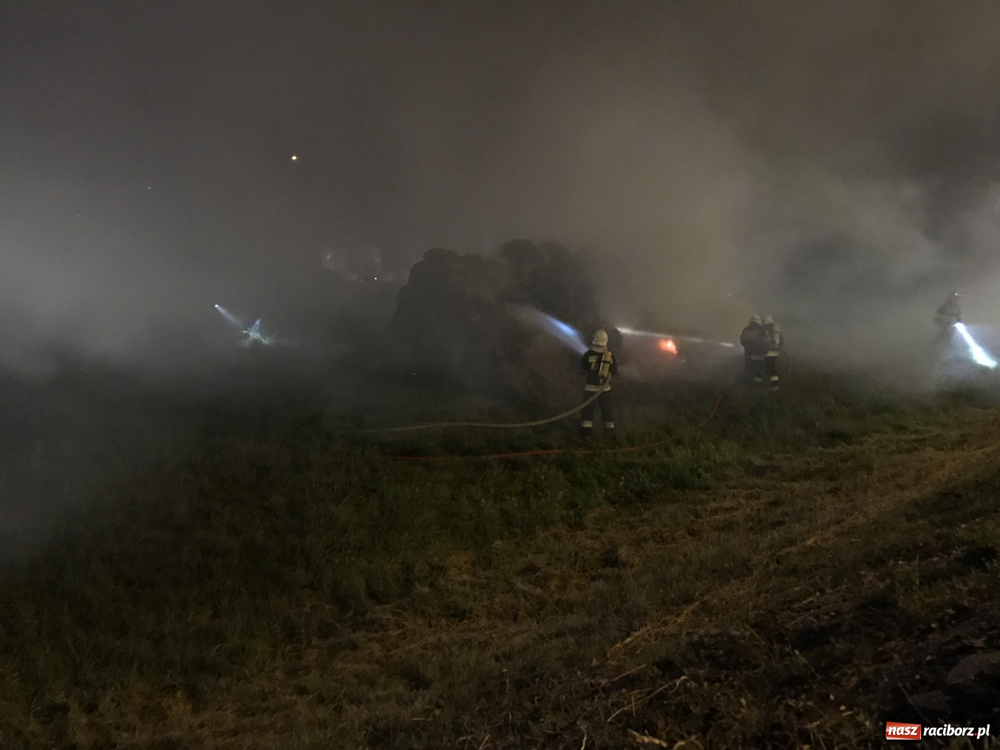 Zdjęcie w galerii na portalu naszraciborz.pl: Ogromne zadymienie wskutek pożaru na granicy Rzuchowa i Kornowaca wiadomości z regionu