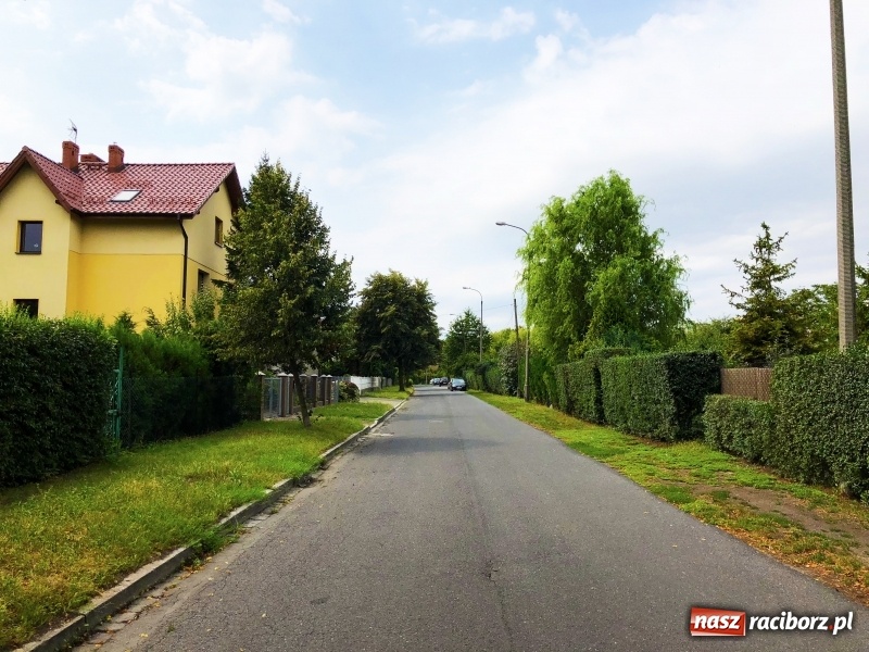 Zdjęcie w galerii na portalu naszraciborz.pl: Piraci drogowi i brak chodnika. Radna interweniuje w sprawie ulicy Konopnickiej wiadomości z regionu