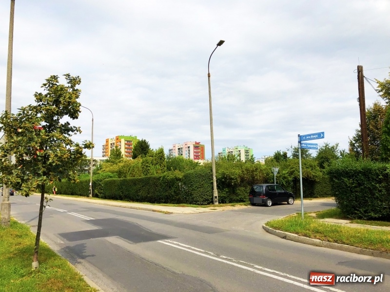 Zdjęcie w galerii na portalu naszraciborz.pl: Piraci drogowi i brak chodnika. Radna interweniuje w sprawie ulicy Konopnickiej wiadomości z regionu