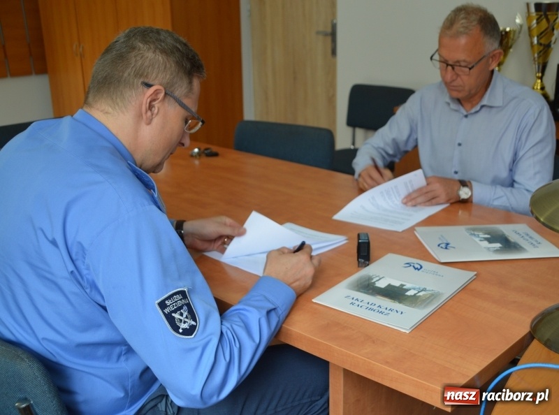 Zdjęcie w galerii na portalu naszraciborz.pl: Więźniowie zadbają o otoczenie pałacu ślubów  wiadomości z regionu