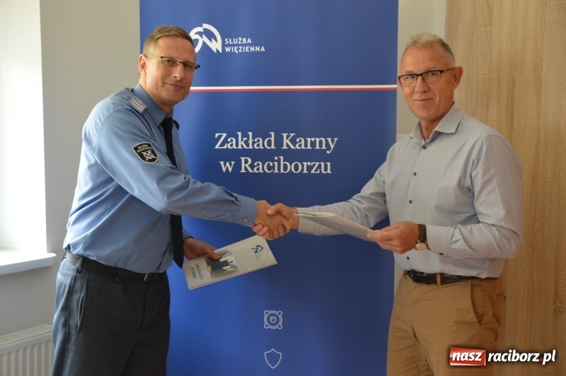 Zdjęcie w galerii na portalu naszraciborz.pl: Więźniowie zadbają o otoczenie pałacu ślubów  wiadomości z regionu