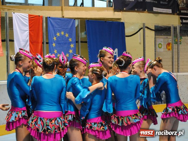 Zdjęcie w galerii na portalu naszraciborz.pl: Mażoretki Tęczy z workiem medali wiadomości z regionu