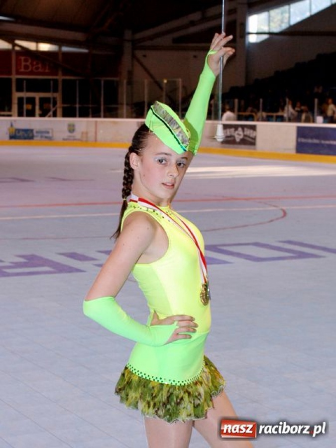 Zdjęcie w galerii na portalu naszraciborz.pl: Mażoretki Tęczy z workiem medali wiadomości z regionu