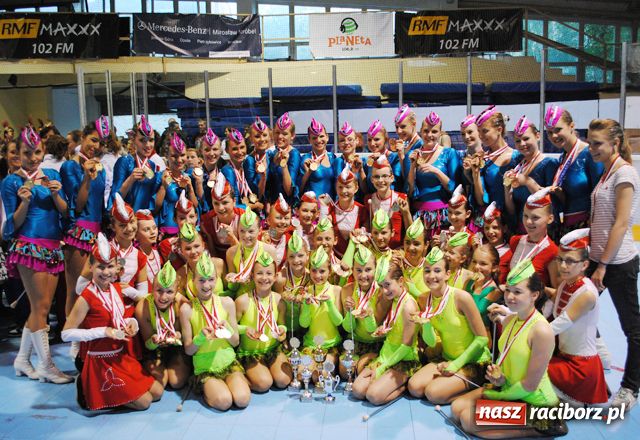 Zdjęcie w galerii na portalu naszraciborz.pl: Mażoretki Tęczy z workiem medali wiadomości z regionu