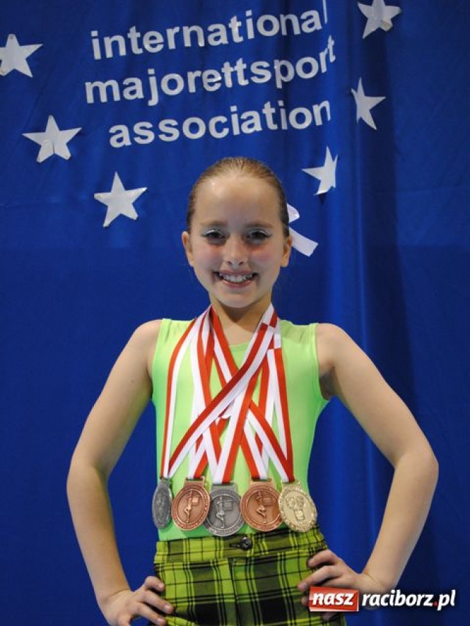 Zdjęcie w galerii na portalu naszraciborz.pl: Mażoretki Tęczy z workiem medali wiadomości z regionu
