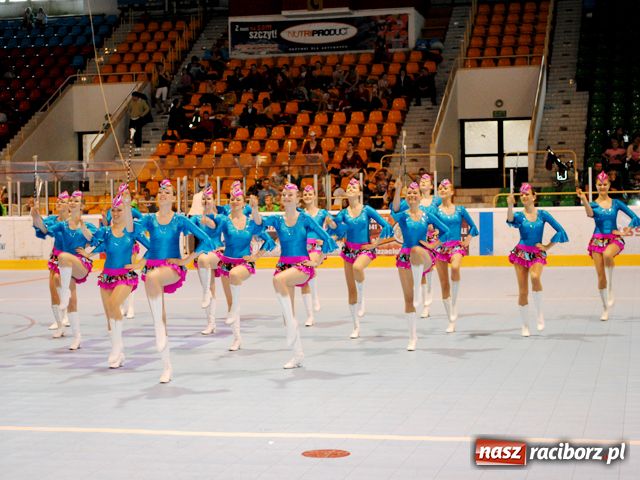 Zdjęcie w galerii na portalu naszraciborz.pl: Mażoretki Tęczy z workiem medali wiadomości z regionu