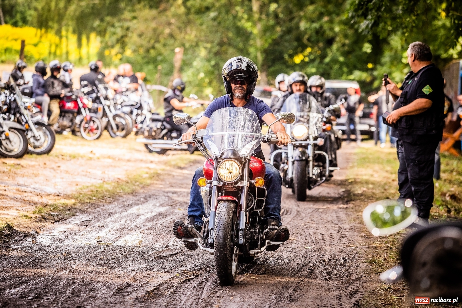 Zdjęcie w galerii na portalu naszraciborz.pl: Parada ulicami miasta w ramach zlotu motocyklowego w Pszowie wiadomości z regionu