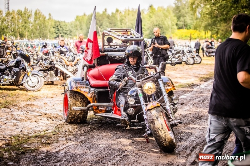 Zdjęcie w galerii na portalu naszraciborz.pl: Parada ulicami miasta w ramach zlotu motocyklowego w Pszowie wiadomości z regionu