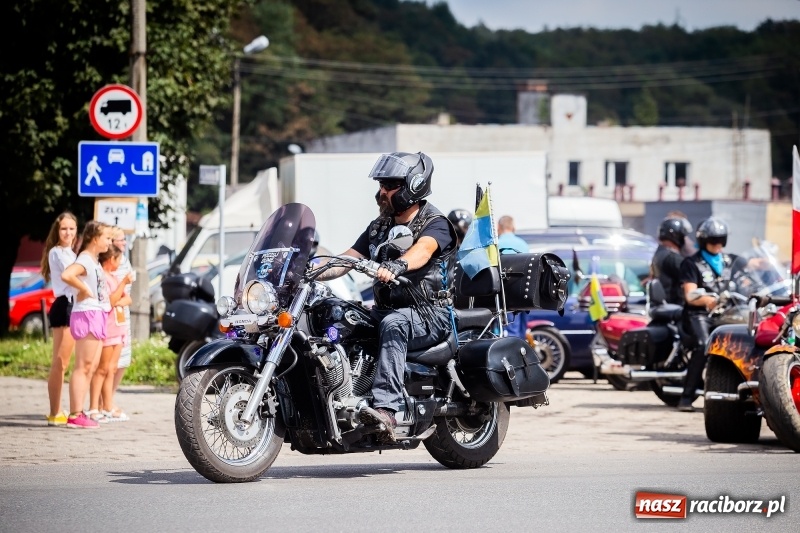Zdjęcie w galerii na portalu naszraciborz.pl: Parada ulicami miasta w ramach zlotu motocyklowego w Pszowie wiadomości z regionu