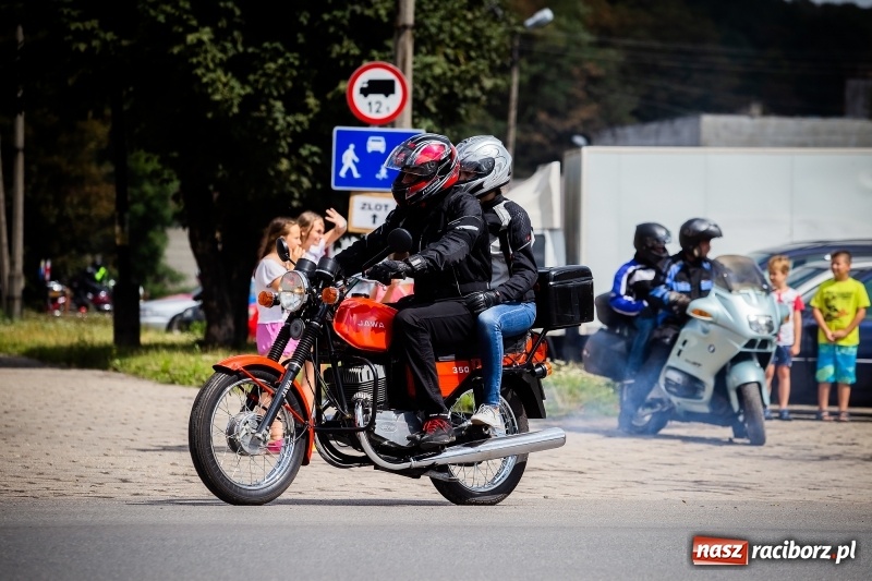 Zdjęcie w galerii na portalu naszraciborz.pl: Parada ulicami miasta w ramach zlotu motocyklowego w Pszowie wiadomości z regionu
