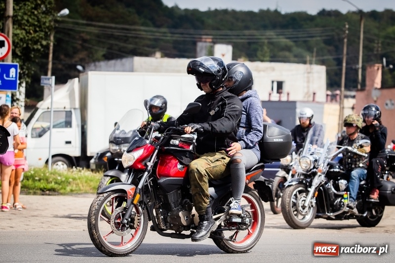 Zdjęcie w galerii na portalu naszraciborz.pl: Parada ulicami miasta w ramach zlotu motocyklowego w Pszowie wiadomości z regionu