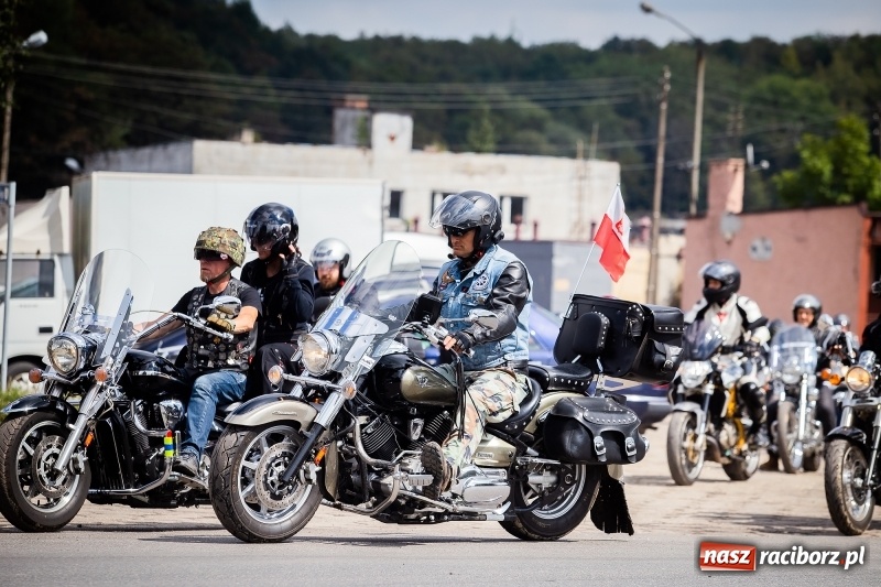 Zdjęcie w galerii na portalu naszraciborz.pl: Parada ulicami miasta w ramach zlotu motocyklowego w Pszowie wiadomości z regionu