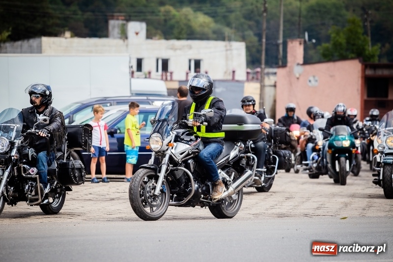 Zdjęcie w galerii na portalu naszraciborz.pl: Parada ulicami miasta w ramach zlotu motocyklowego w Pszowie wiadomości z regionu