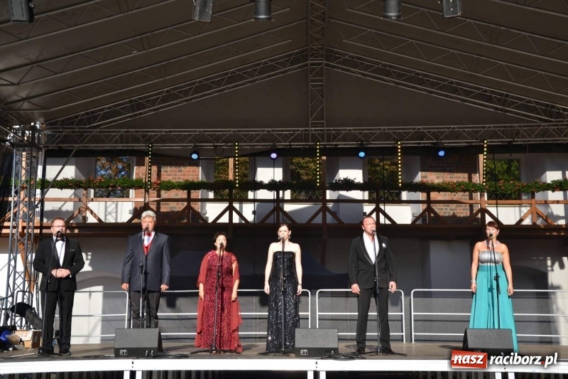 Zdjęcie w galerii na portalu naszraciborz.pl: Soprany kontra Tenorzy - koncert operetkowy na Zamku Piastowskim  wiadomości z regionu