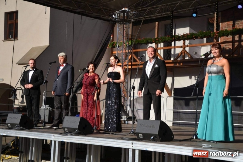 Zdjęcie w galerii na portalu naszraciborz.pl: Soprany kontra Tenorzy - koncert operetkowy na Zamku Piastowskim  wiadomości z regionu