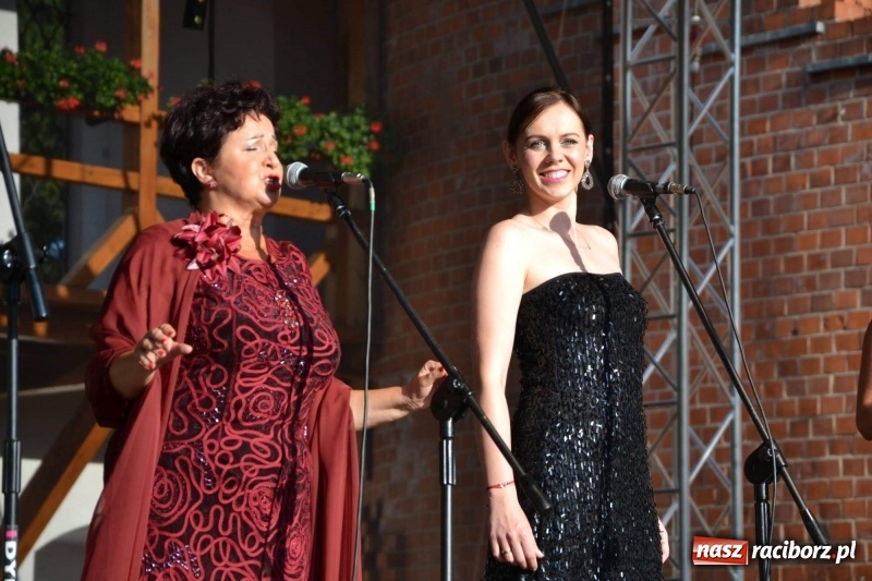 Zdjęcie w galerii na portalu naszraciborz.pl: Soprany kontra Tenorzy - koncert operetkowy na Zamku Piastowskim  wiadomości z regionu