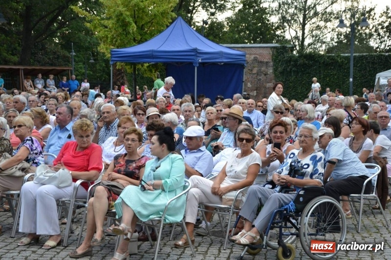 Zdjęcie w galerii na portalu naszraciborz.pl: Soprany kontra Tenorzy - koncert operetkowy na Zamku Piastowskim  wiadomości z regionu